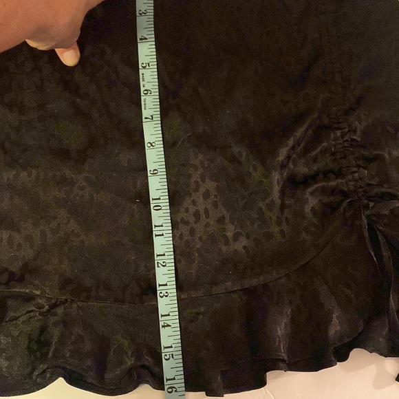 Forever 21 Black on Black Leopard Print Ruffles and side Rouching Skirt Sz Small - Picture 9 of 11